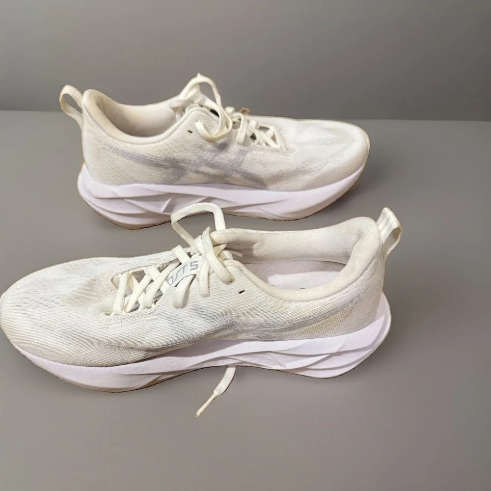 Asics Novablast 5 1012B765-100 Trainers Women 8.5 White/Piedmont Running Shoes